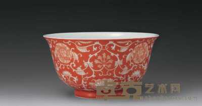清乾隆 矾红地缠枝牡丹纹碗 直径13cm